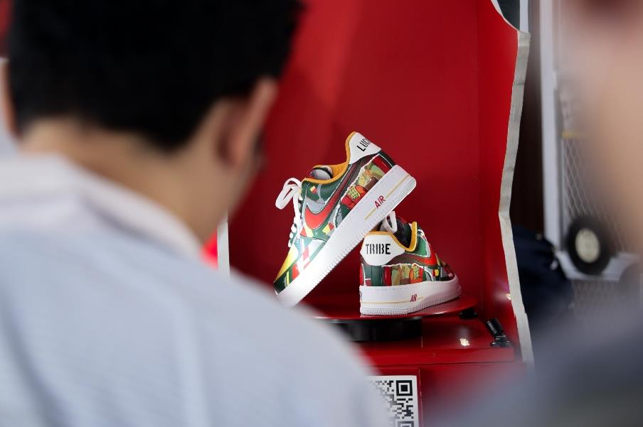 Custom sneaker one-of-one Lucky Tribe x Hardthirteen x Lomba Sihir dalam kotak pajang merah